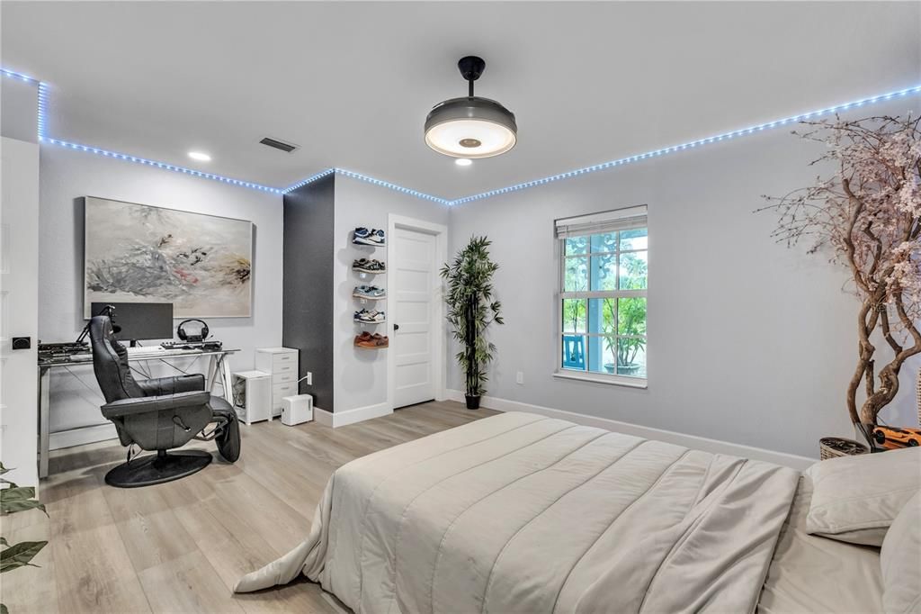 На продажу: $1,275,000 (6 спален, 4 ванн, 5450 Квадратных фут)