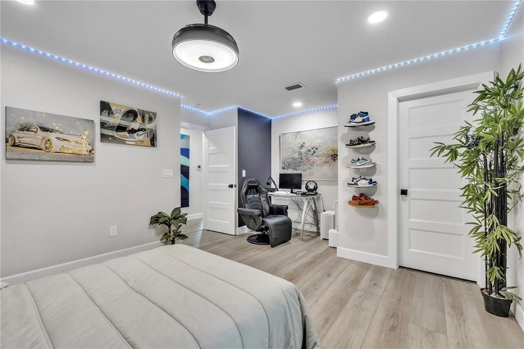 На продажу: $1,275,000 (6 спален, 4 ванн, 5450 Квадратных фут)