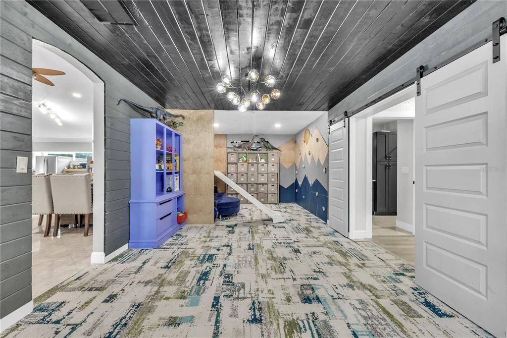 На продажу: $1,275,000 (6 спален, 4 ванн, 5450 Квадратных фут)