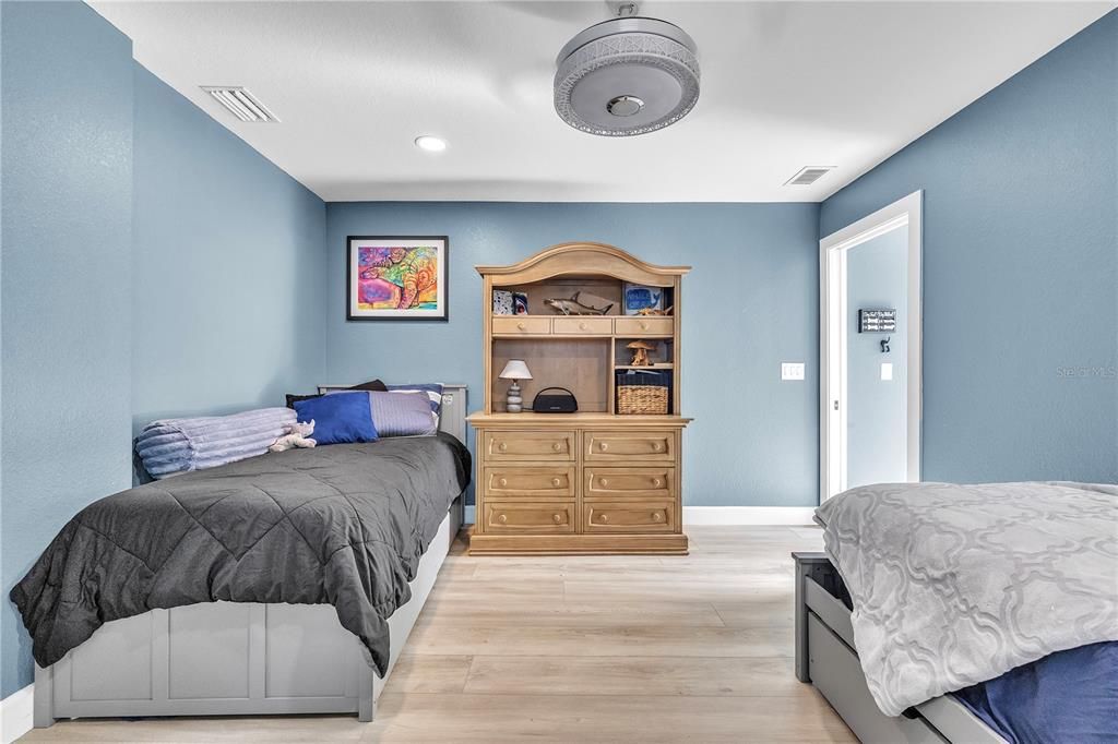 На продажу: $1,275,000 (6 спален, 4 ванн, 5450 Квадратных фут)