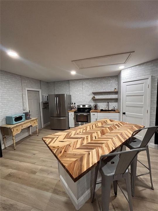 На продажу: $1,275,000 (6 спален, 4 ванн, 5450 Квадратных фут)