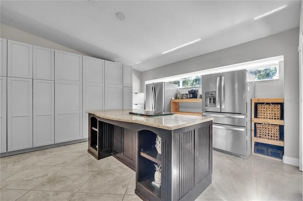 На продажу: $1,275,000 (6 спален, 4 ванн, 5450 Квадратных фут)