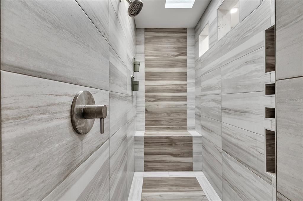 На продажу: $1,275,000 (6 спален, 4 ванн, 5450 Квадратных фут)