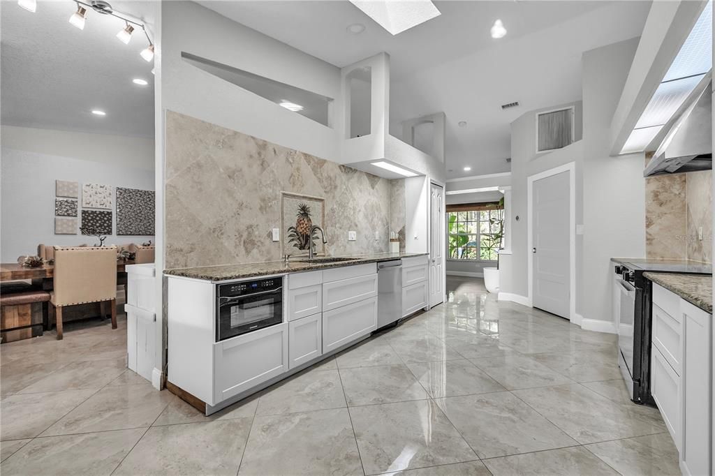 На продажу: $1,275,000 (6 спален, 4 ванн, 5450 Квадратных фут)