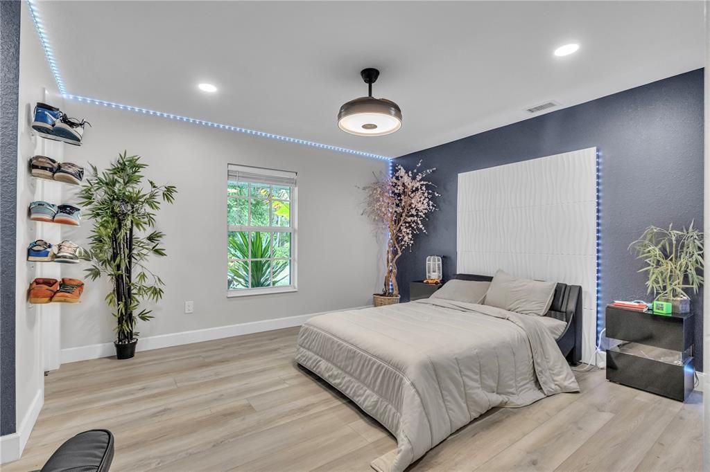 На продажу: $1,275,000 (6 спален, 4 ванн, 5450 Квадратных фут)