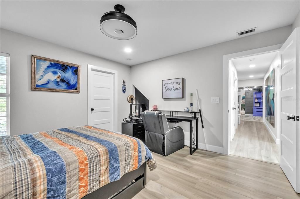 На продажу: $1,275,000 (6 спален, 4 ванн, 5450 Квадратных фут)