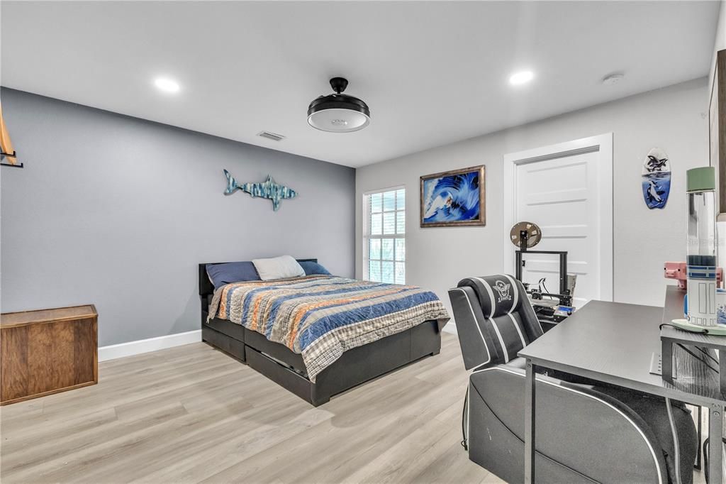 На продажу: $1,275,000 (6 спален, 4 ванн, 5450 Квадратных фут)