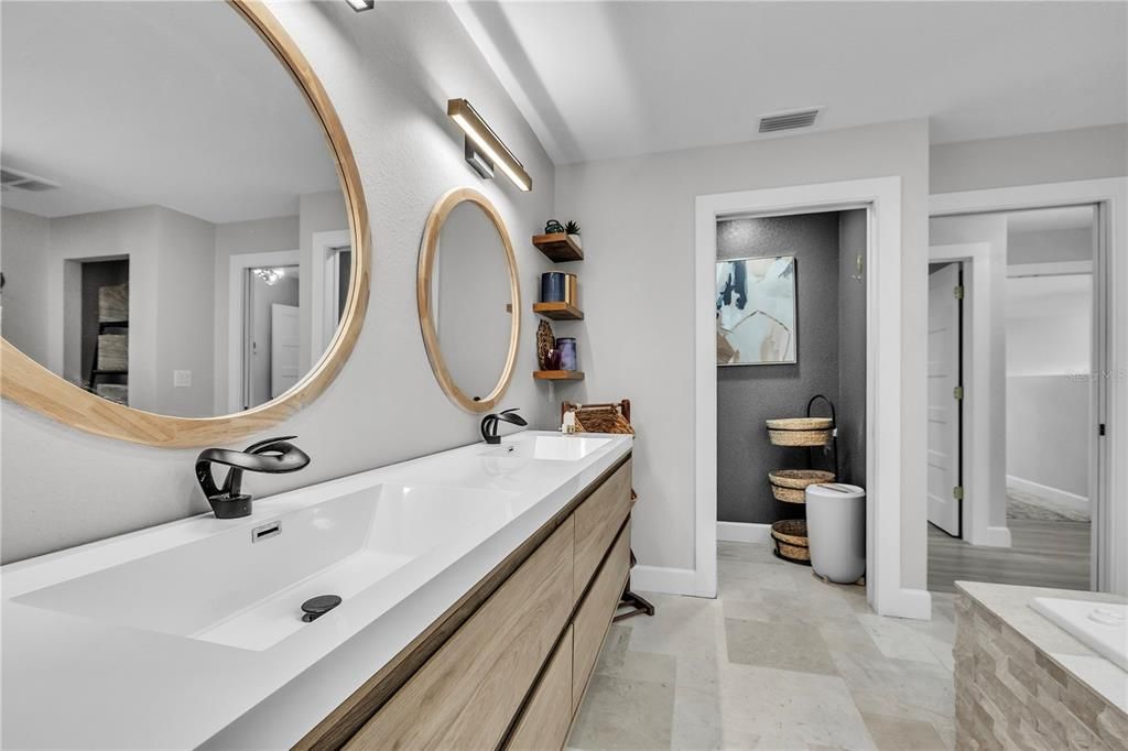 На продажу: $1,275,000 (6 спален, 4 ванн, 5450 Квадратных фут)