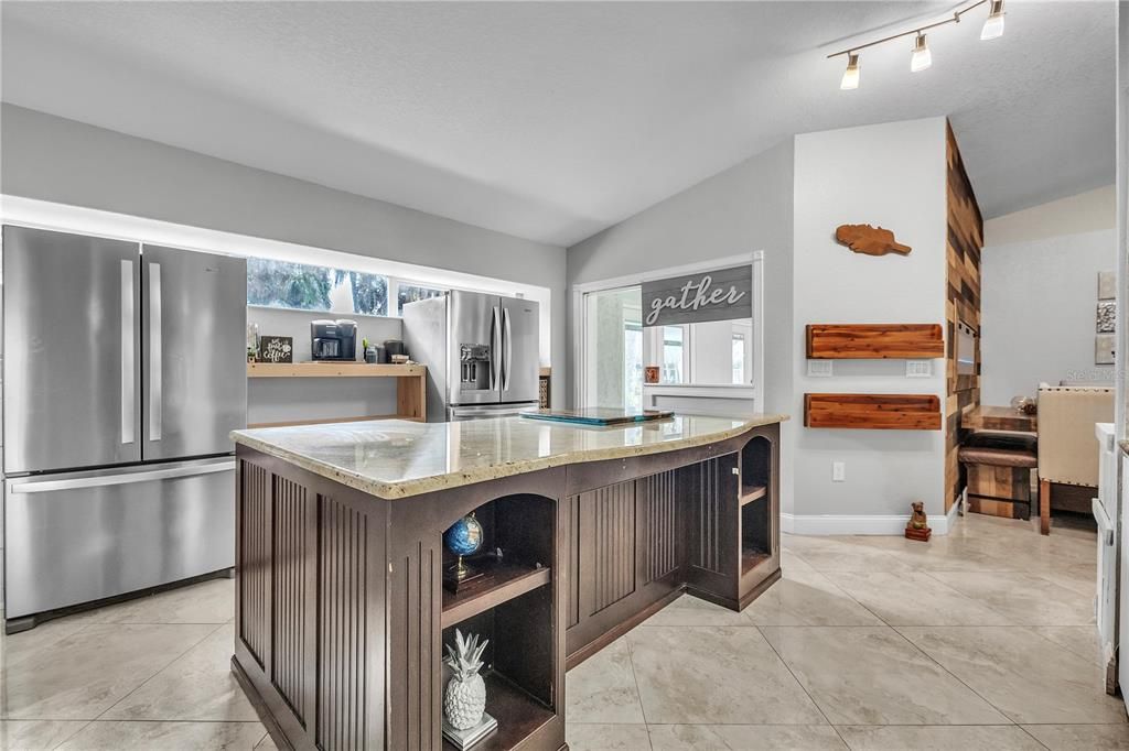 На продажу: $1,275,000 (6 спален, 4 ванн, 5450 Квадратных фут)