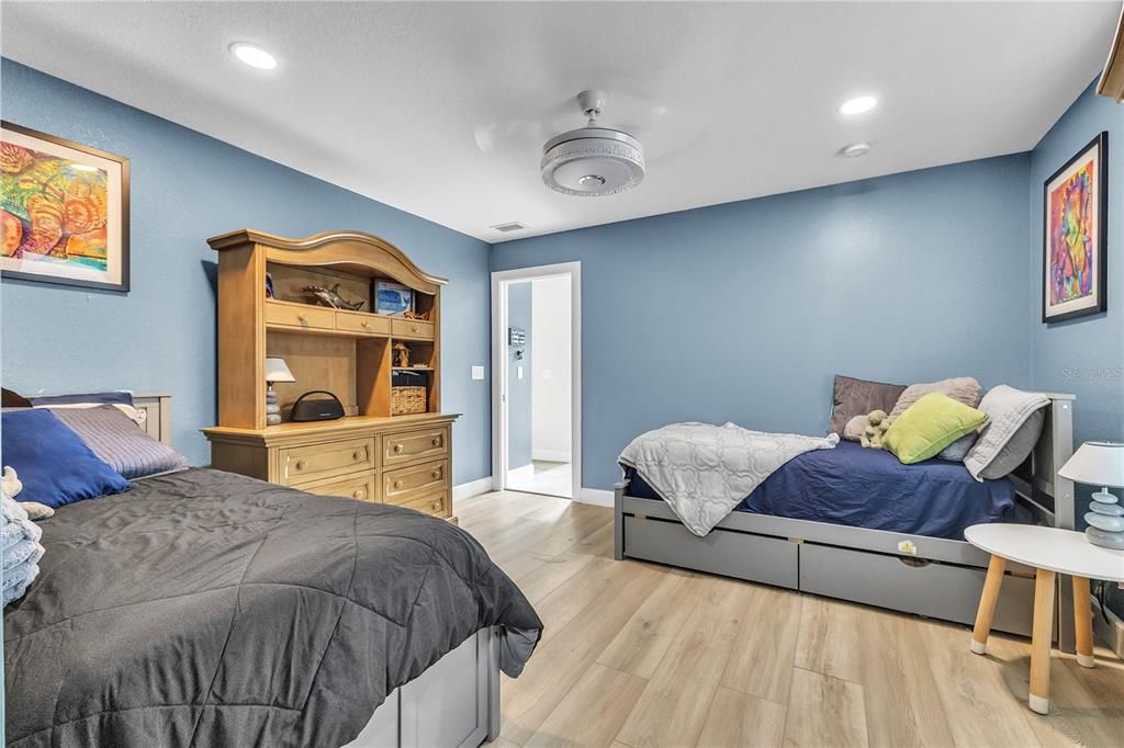 На продажу: $1,275,000 (6 спален, 4 ванн, 5450 Квадратных фут)