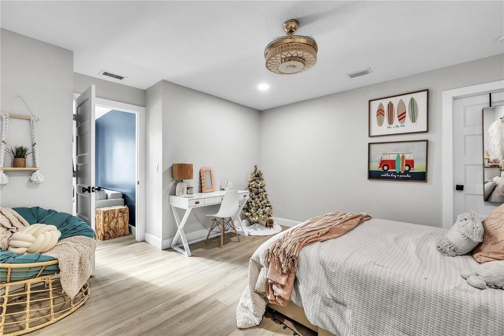 На продажу: $1,275,000 (6 спален, 4 ванн, 5450 Квадратных фут)