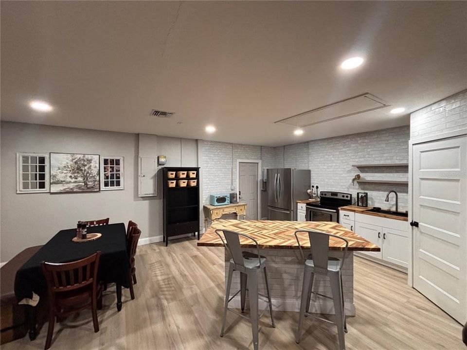 На продажу: $1,275,000 (6 спален, 4 ванн, 5450 Квадратных фут)