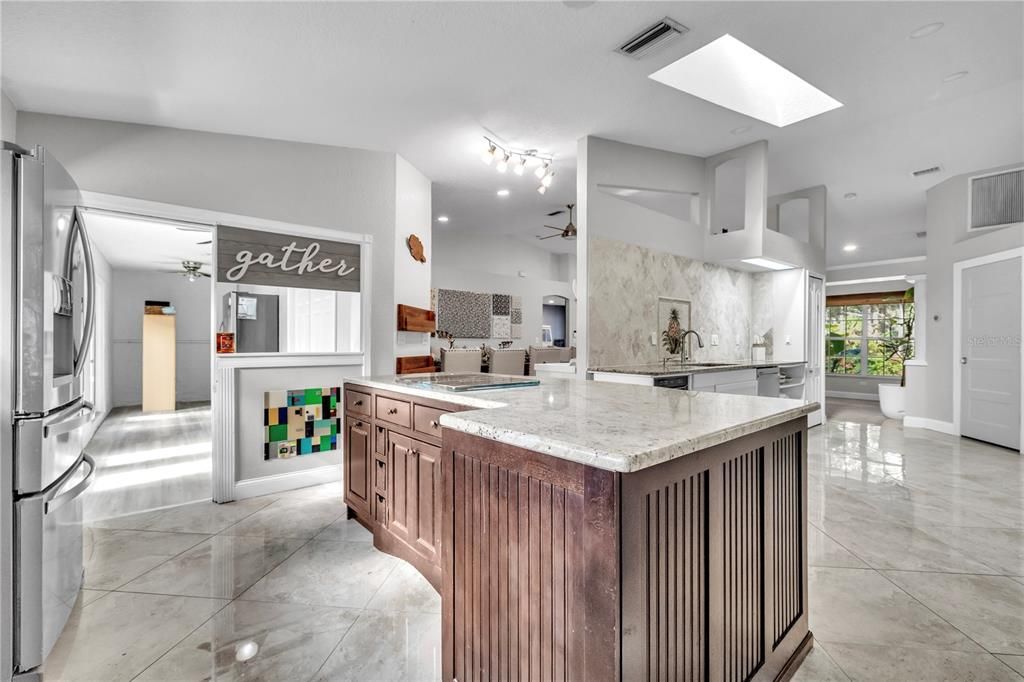 На продажу: $1,275,000 (6 спален, 4 ванн, 5450 Квадратных фут)