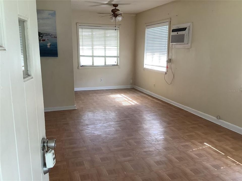 For Rent: $1,500 (2 beds, 1 baths, 700 Square Feet)