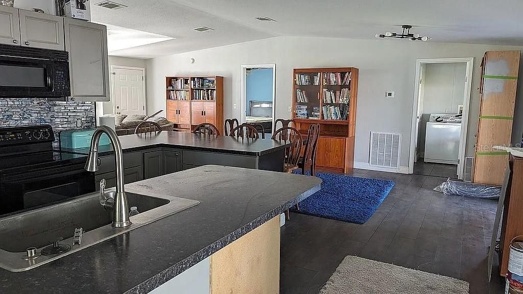 待售: $649,000 (6 贝兹, 4 浴室, 2152 平方英尺)