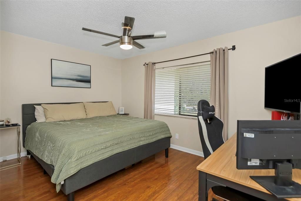 待售: $244,999 (2 贝兹, 1 浴室, 957 平方英尺)