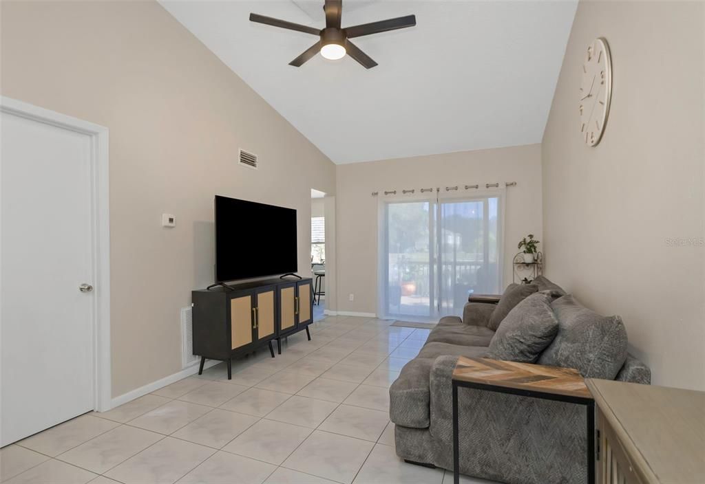 待售: $244,999 (2 贝兹, 1 浴室, 957 平方英尺)