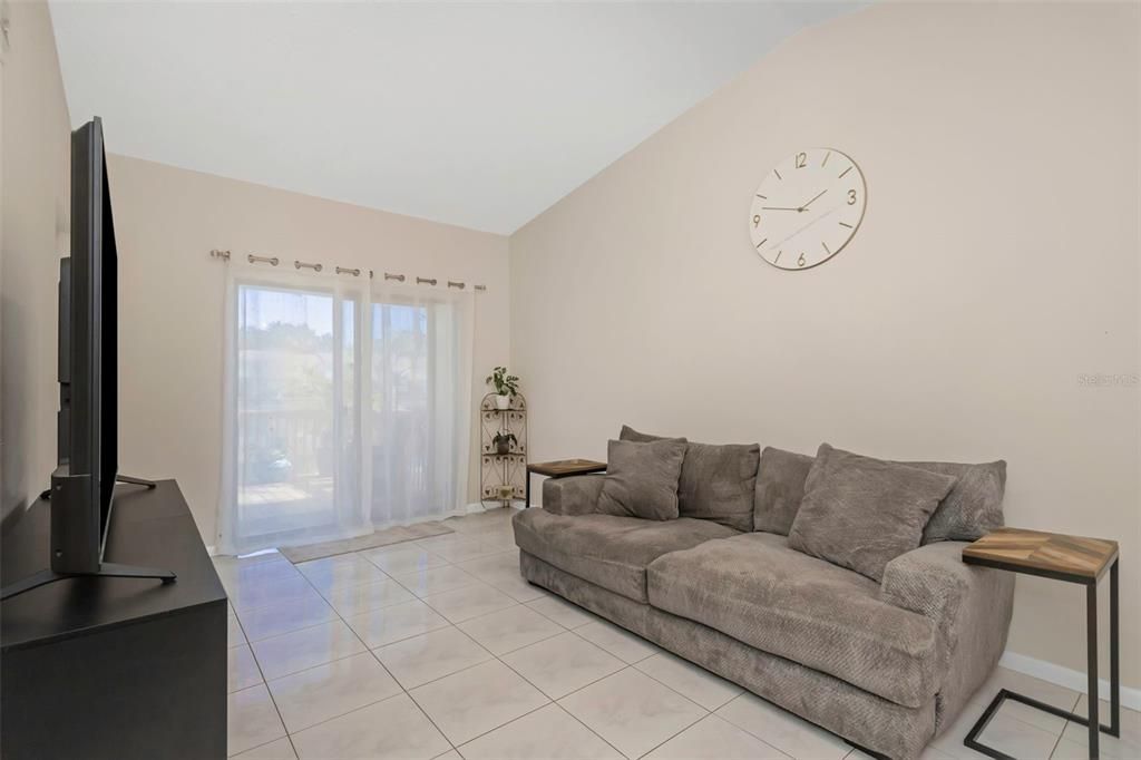 待售: $244,999 (2 贝兹, 1 浴室, 957 平方英尺)