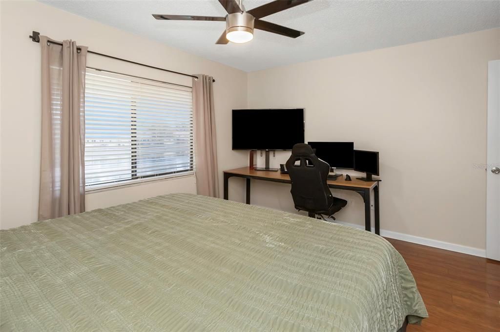 待售: $244,999 (2 贝兹, 1 浴室, 957 平方英尺)