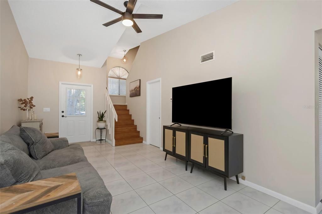 待售: $244,999 (2 贝兹, 1 浴室, 957 平方英尺)