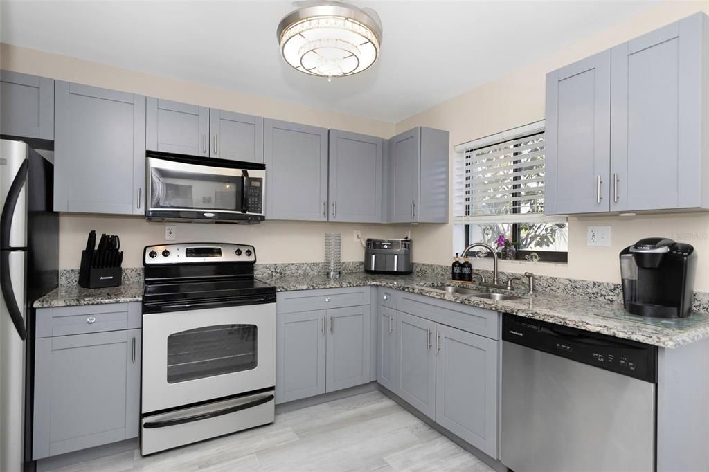 待售: $244,999 (2 贝兹, 1 浴室, 957 平方英尺)