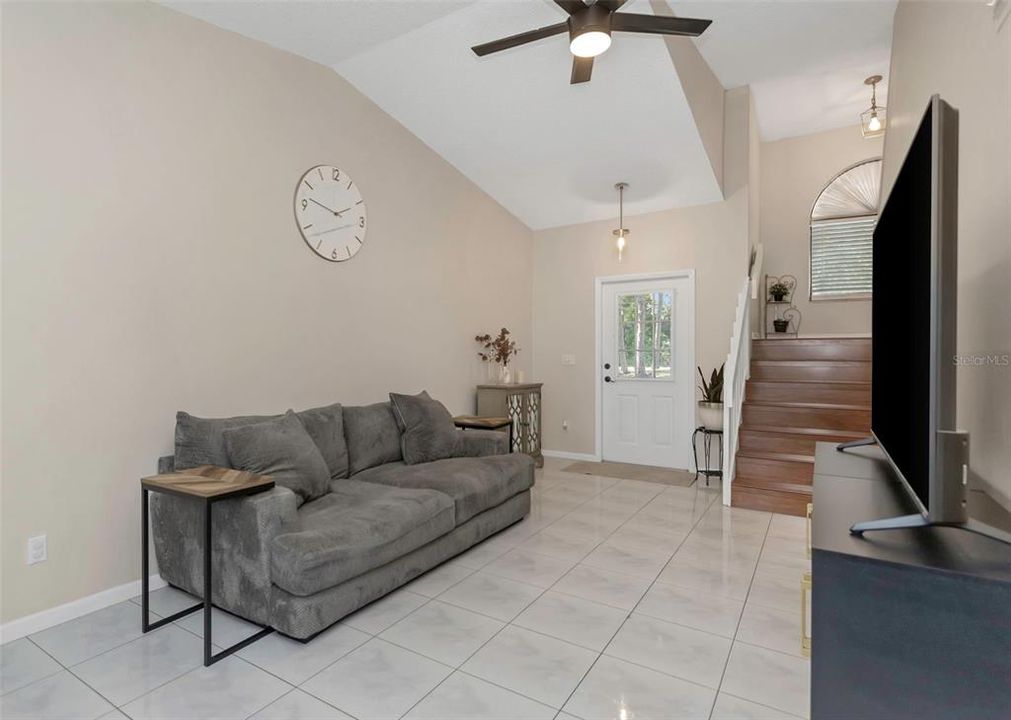 待售: $244,999 (2 贝兹, 1 浴室, 957 平方英尺)