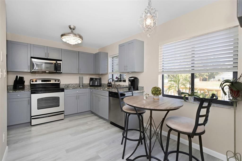 待售: $244,999 (2 贝兹, 1 浴室, 957 平方英尺)