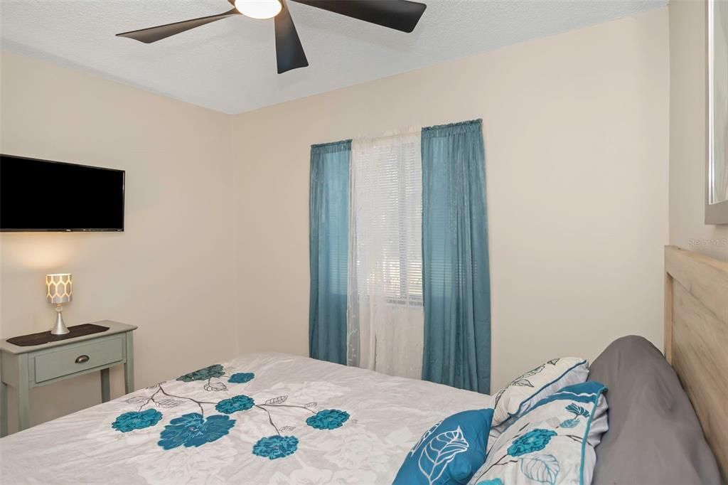 待售: $244,999 (2 贝兹, 1 浴室, 957 平方英尺)