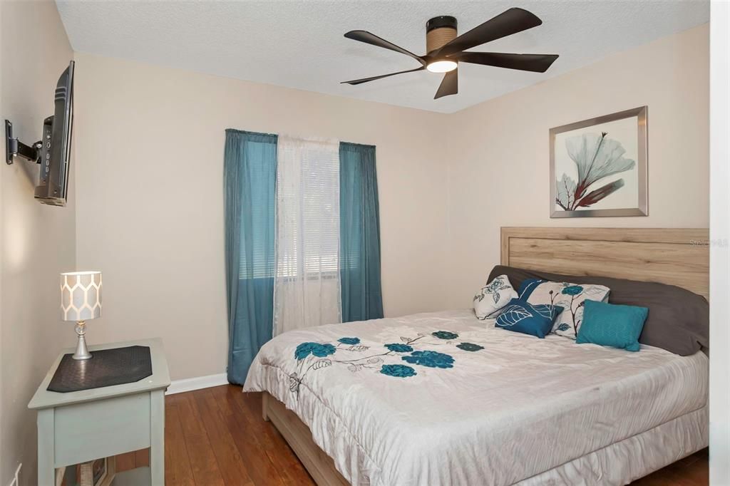 待售: $244,999 (2 贝兹, 1 浴室, 957 平方英尺)