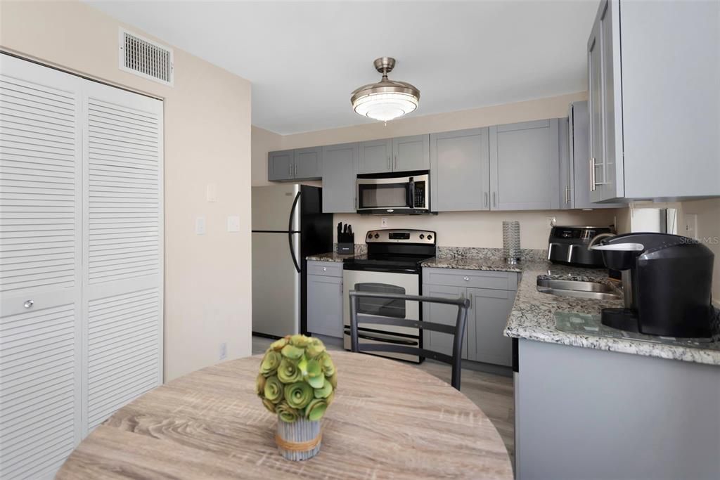 待售: $244,999 (2 贝兹, 1 浴室, 957 平方英尺)