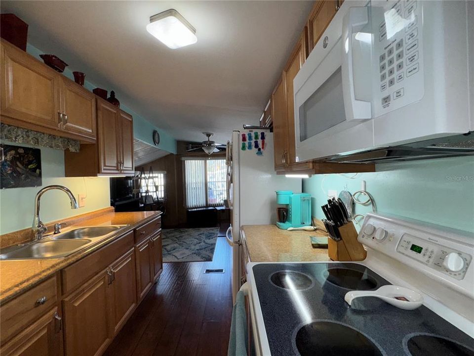 For Sale: $98,500 (2 beds, 1 baths, 621 Square Feet)
