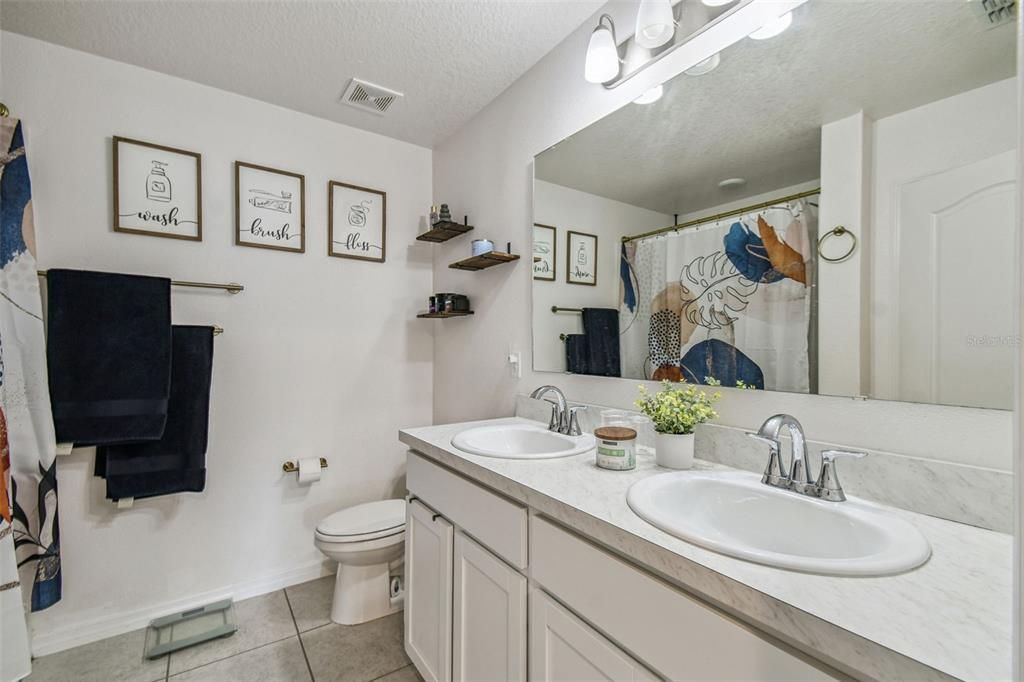 En Venta: $363,000 (5 camas, 3 baños, 2676 Pies cuadrados)