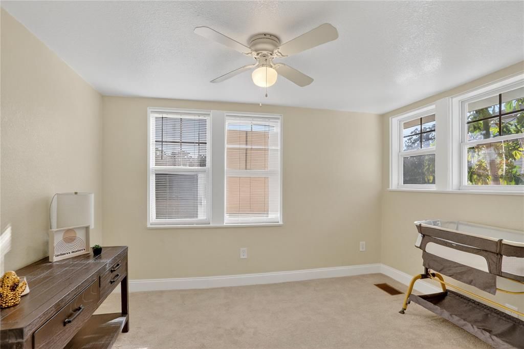 待售: $399,000 (4 贝兹, 2 浴室, 2059 平方英尺)