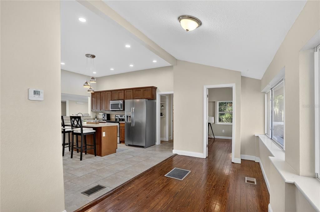 待售: $399,000 (4 贝兹, 2 浴室, 2059 平方英尺)