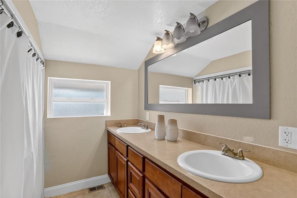 待售: $399,000 (4 贝兹, 2 浴室, 2059 平方英尺)