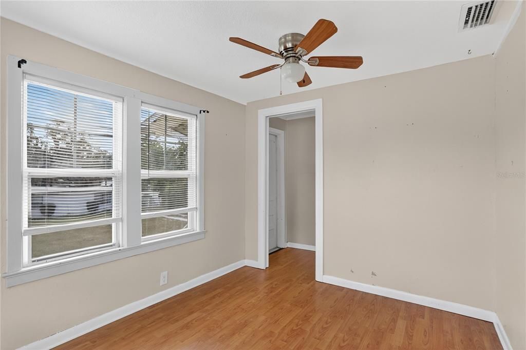 待售: $399,000 (4 贝兹, 2 浴室, 2059 平方英尺)