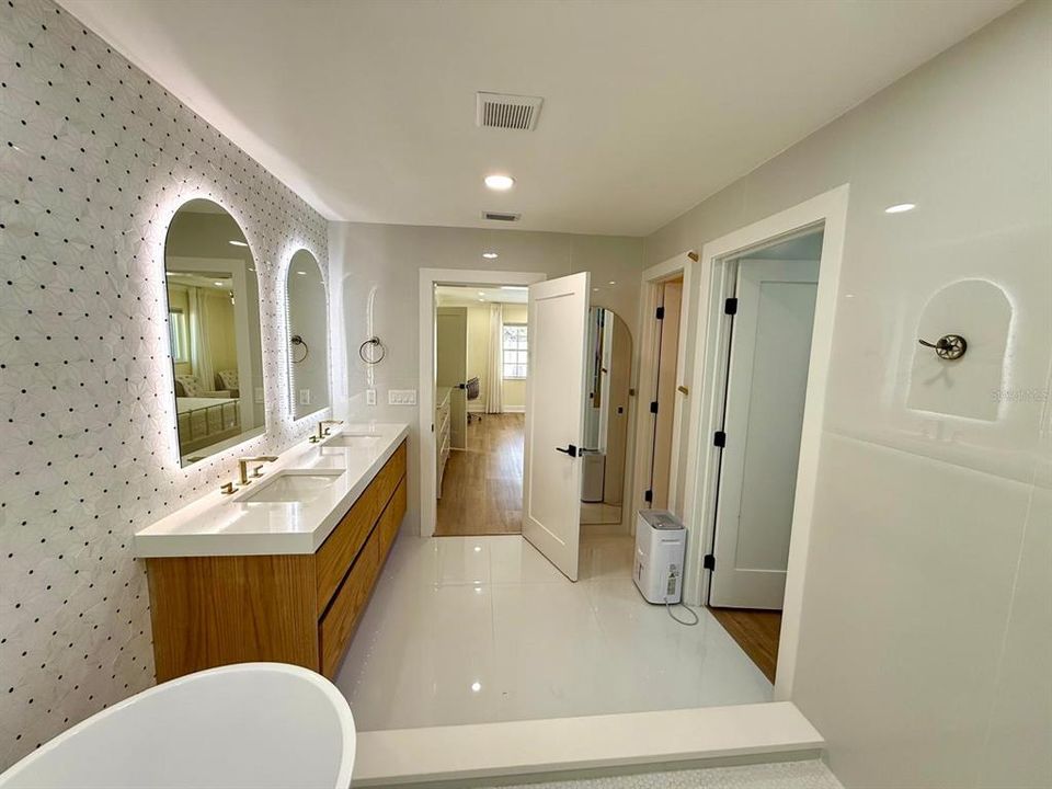 For Sale: $649,900 (5 beds, 3 baths, 2157 Square Feet)