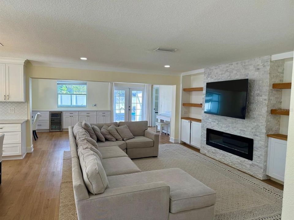 For Sale: $649,900 (5 beds, 3 baths, 2157 Square Feet)