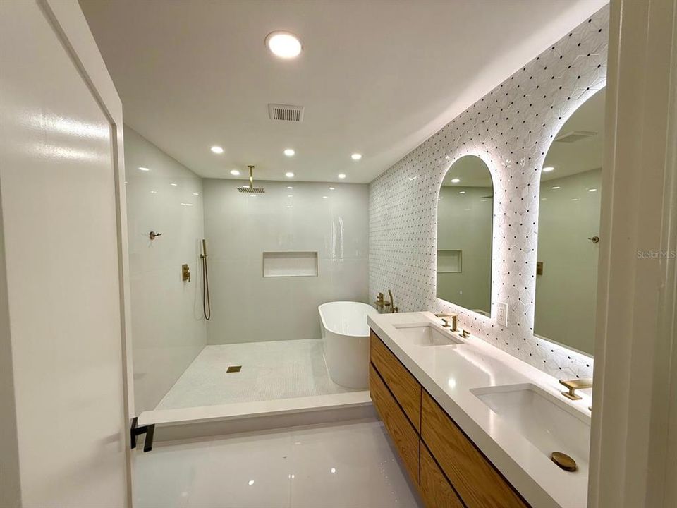 For Sale: $649,900 (5 beds, 3 baths, 2157 Square Feet)