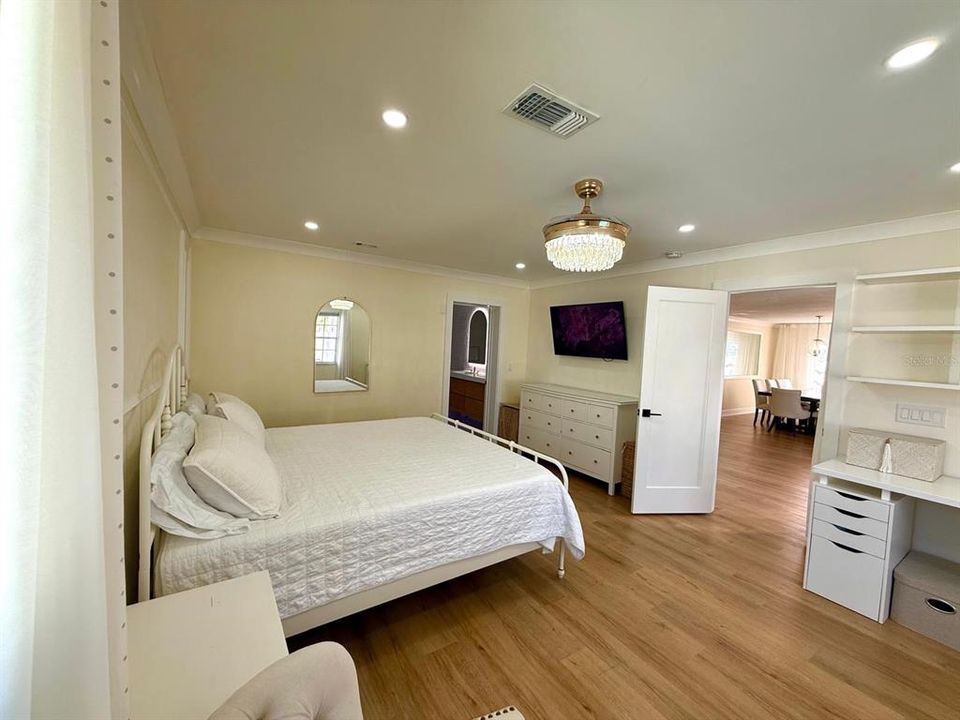 For Sale: $649,900 (5 beds, 3 baths, 2157 Square Feet)