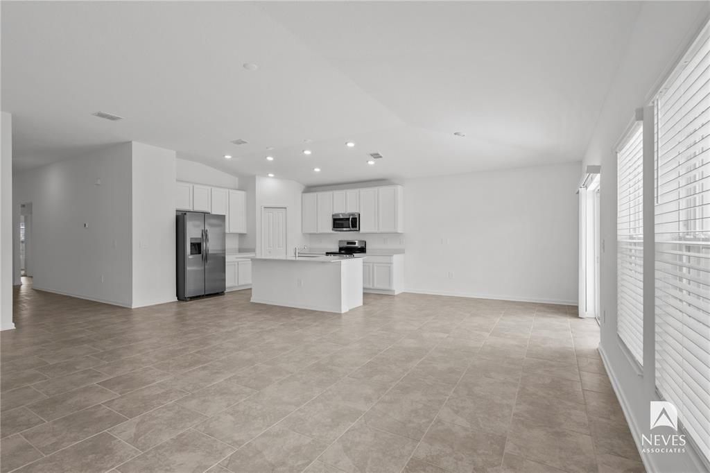 For Rent: $2,490 (4 beds, 2 baths, 1936 Square Feet)