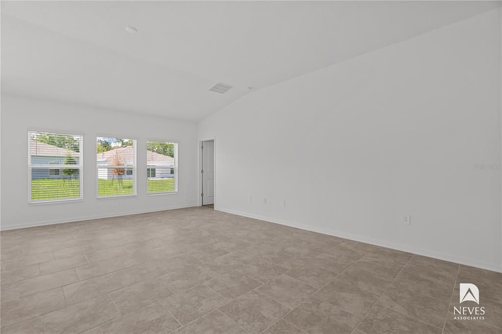 For Rent: $2,490 (4 beds, 2 baths, 1936 Square Feet)