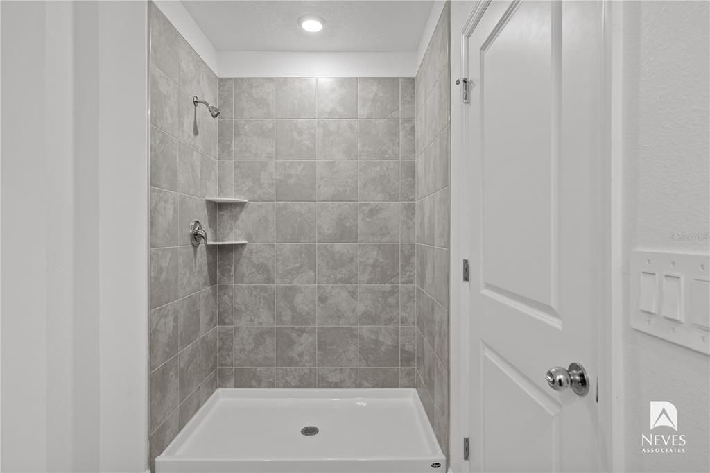 For Rent: $2,490 (4 beds, 2 baths, 1936 Square Feet)