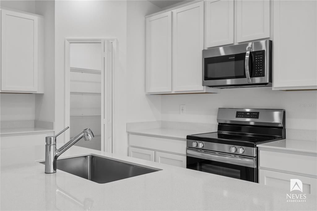 For Rent: $2,490 (4 beds, 2 baths, 1936 Square Feet)