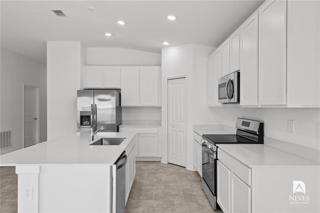 For Rent: $2,490 (4 beds, 2 baths, 1936 Square Feet)