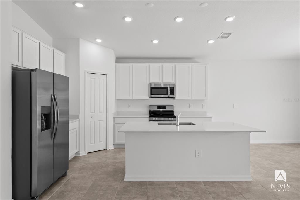 For Rent: $2,490 (4 beds, 2 baths, 1936 Square Feet)