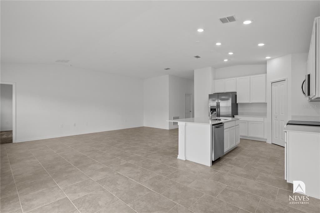 For Rent: $2,490 (4 beds, 2 baths, 1936 Square Feet)