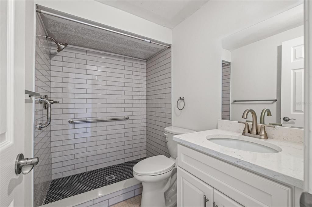 На продажу: $124,900 (2 спален, 1 ванн, 975 Квадратных фут)