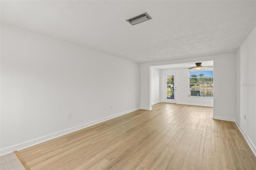 На продажу: $124,900 (2 спален, 1 ванн, 975 Квадратных фут)