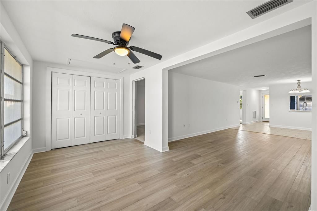 На продажу: $124,900 (2 спален, 1 ванн, 975 Квадратных фут)